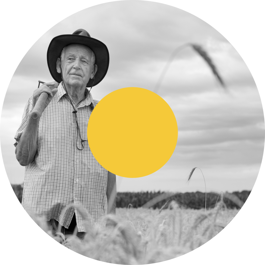 Un agriculteur traversant les terres agricoles