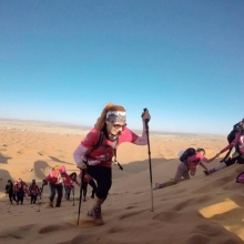 Mon plus grand défi à ce jour : monter la plus haute dune de Merzouga pendant le Trek Rose Trip au Maroc!